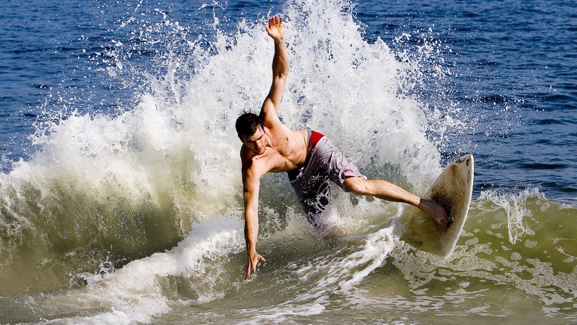 杰伦·格林狂飙42分！爵士掀翻广东，美式单打撕裂铁血联防