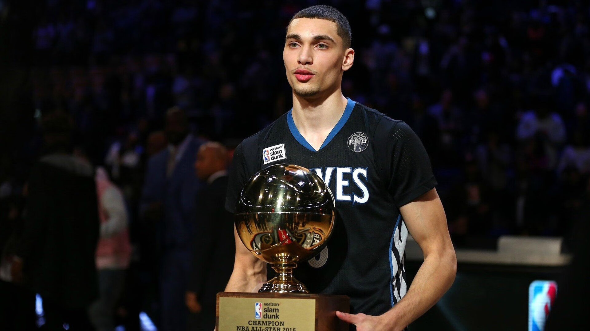 篮网血拼猛龙,霍勒迪成为关键先生,从边缘人到英雄的救赎之路