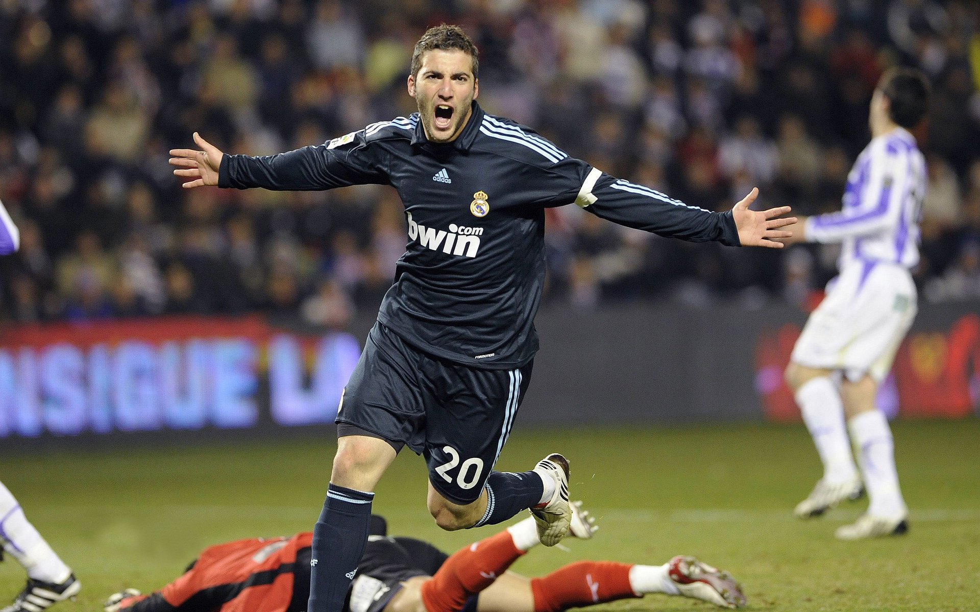 世界排名争夺战之夜,巴斯托尼攻防两端统治